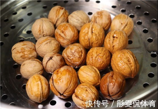 把核桃放锅里蒸一蒸,想不到太厉害了,很多人不知道,省钱又实用