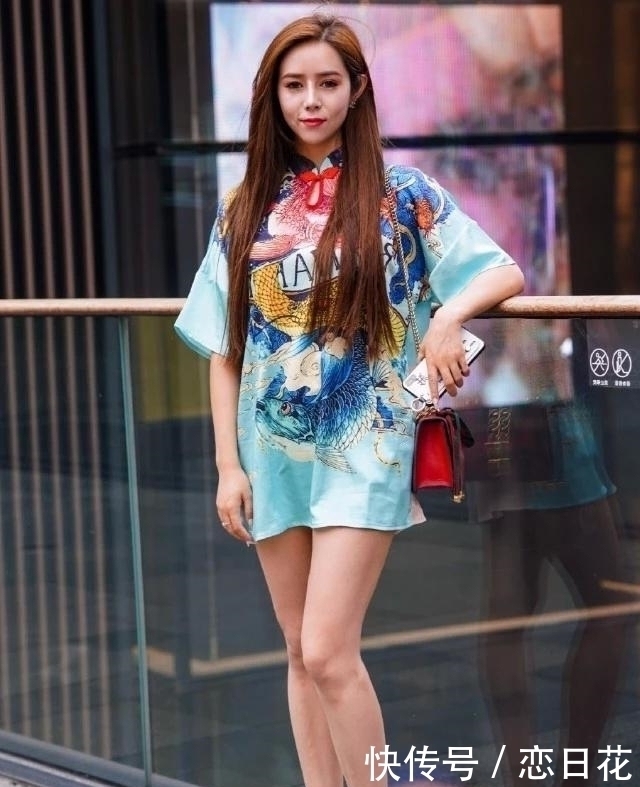 高跟鞋|路人街拍,美女黑色丝袜搭配经典的黑色高跟鞋,非常吸睛