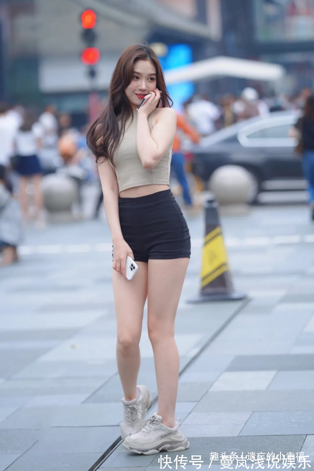 女生 短款挂脖上衣,搭配同款潮裤,时尚青春魅力十足