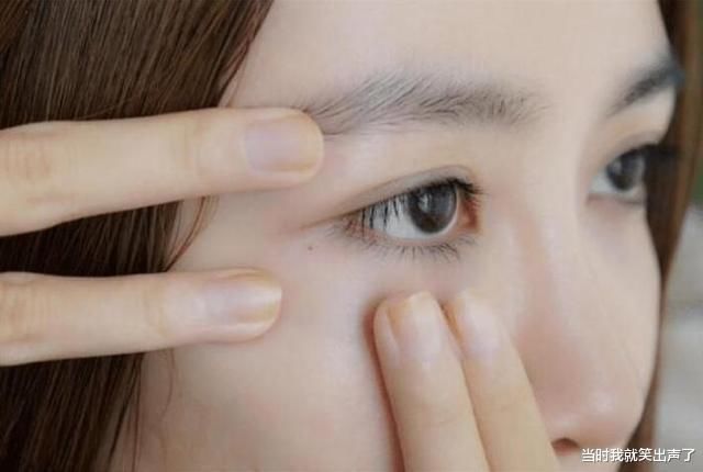 黑眼圈|建议女人,涂眼霜时要注意这3点“误区”,否则眼霜再贵也没效果