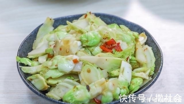 辣椒面|老家来亲戚，花两百多块钱做了11个菜招待，大伙吃了一锅米饭