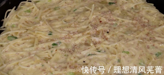 土豆不要再炒着吃了,教你做懒人土豆饼,鲜香酥脆,好吃过瘾!