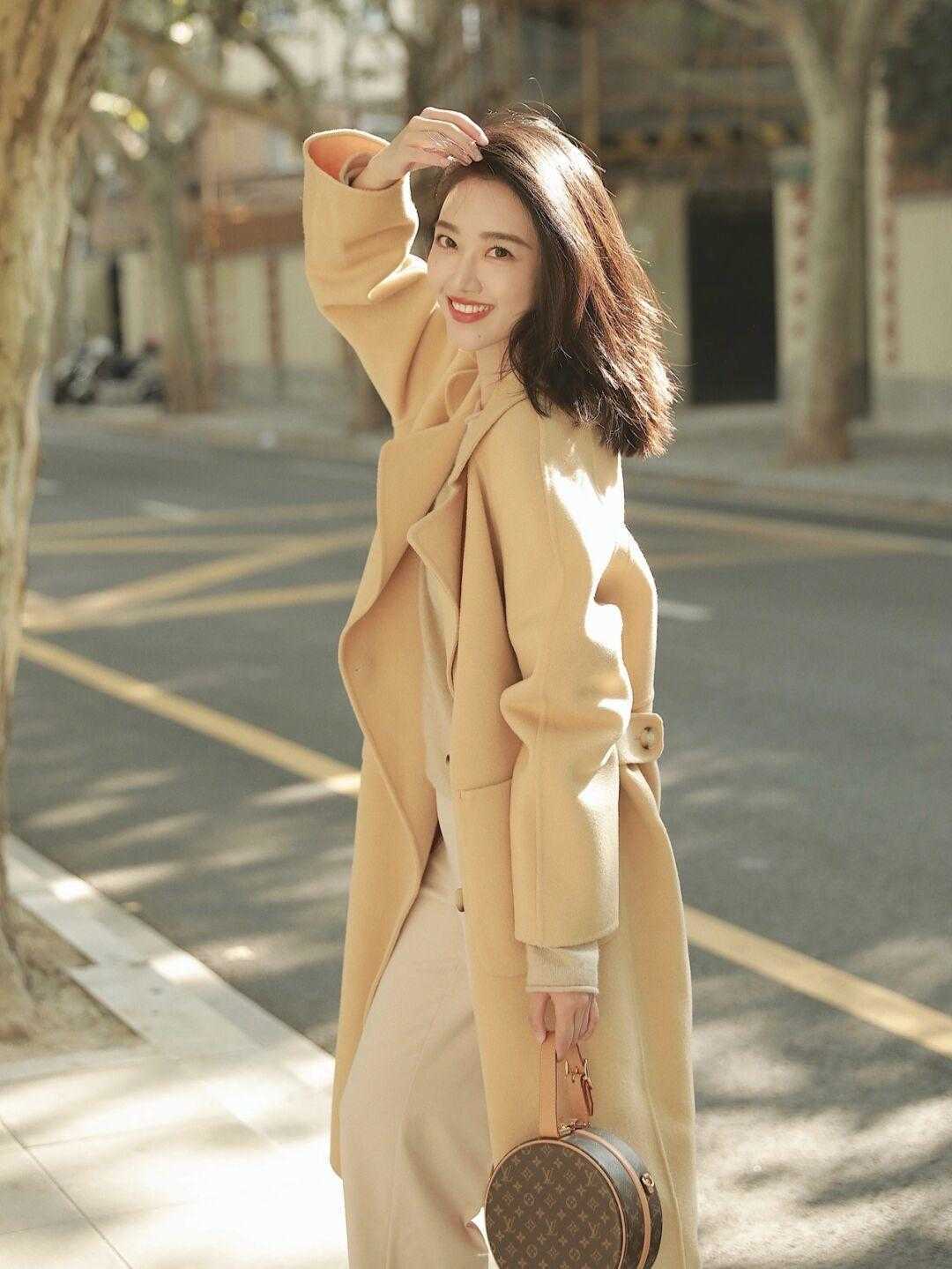 打底衫 冬季大衣不要只会穿黑色,这些浅色大衣温柔又显白,减龄优雅