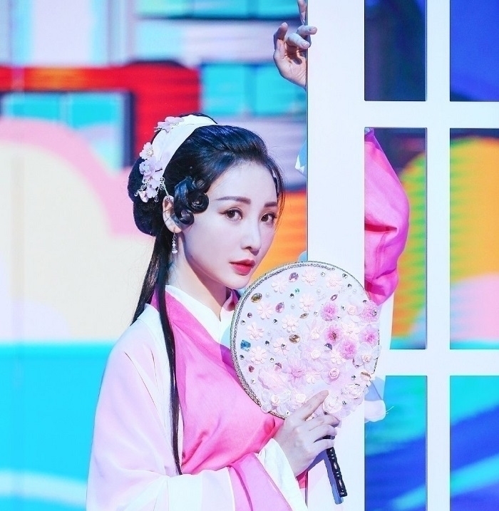 关晓彤豁出去了，大胆尝试青蛇造型，网友：我选白蛇！