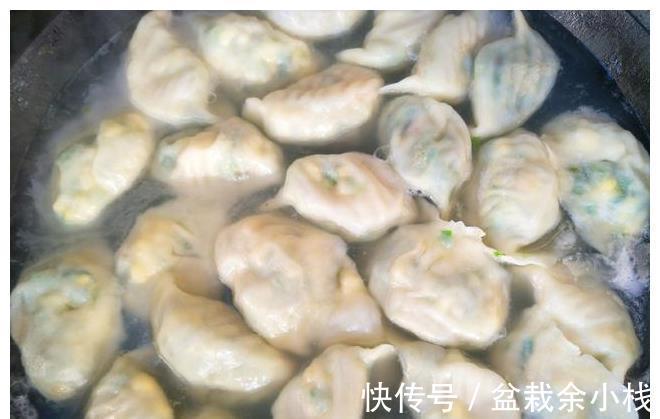 诀窍|包三鲜馅饺子时,想要不破皮不露馅,教你小诀窍,饺子好吃不出汤