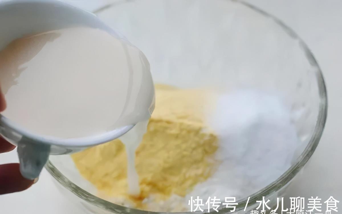 美食|把玉米面倒进牛奶里,瞬间变美食,我家一周吃5次都嫌少,真香