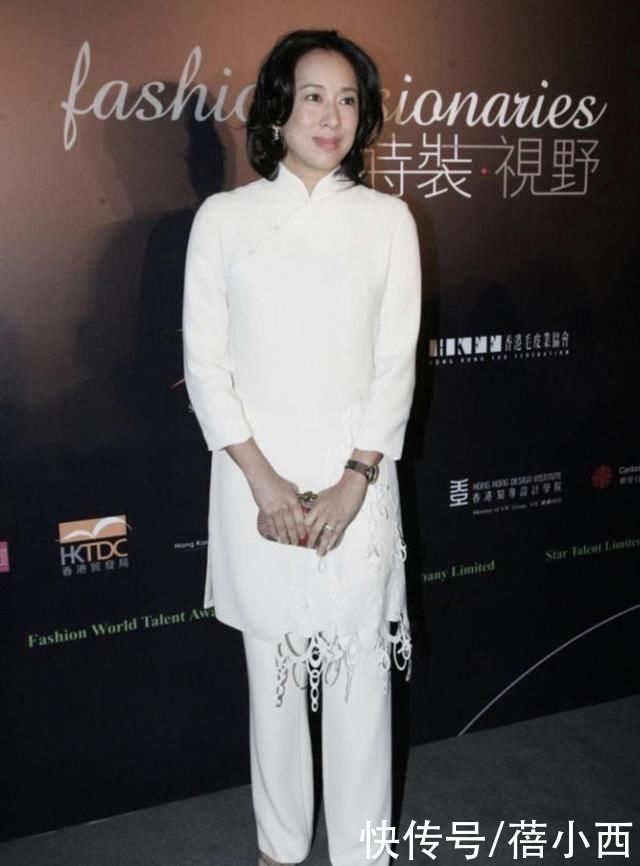 搭配|朱玲玲与二婚老公秀恩爱，富态身材穿蕾丝上衣配亮片裙，真懂搭配