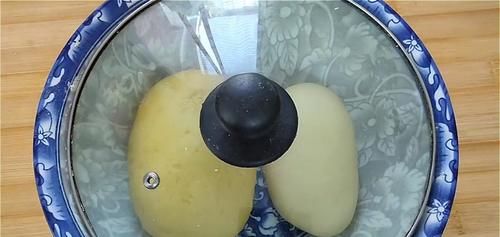 2.不要做得太大了，外边酥得直掉渣，吃着更香甜，真过瘾