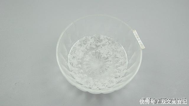 每次洗衣服前倒一碗，不管多脏的衣服，洗完后洁白如新，又学一招