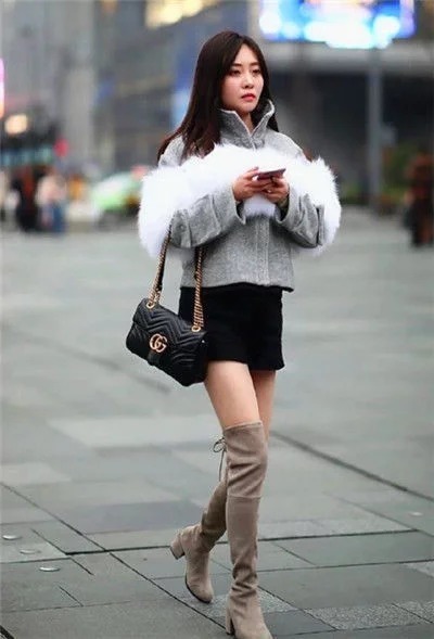 街拍:长策靴的美女,走路带风,充满着女性独特的魅力