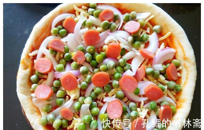 披萨饼|一家四口的早餐,吃披萨最过瘾,有肉有菜还有饼,老公孩子抢着吃