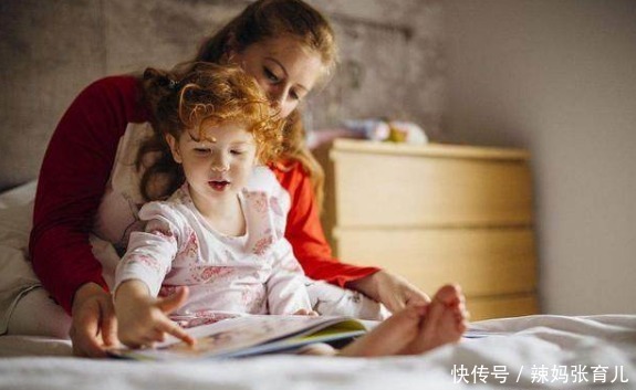 摩托|男子边骑摩托边牵着骑滑板车的女儿,爸爸带娃,真是只要活着就好