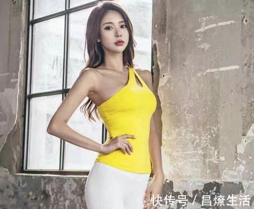 百搭 美女穿搭:小姐姐爱穿气质百搭的紧身裤,给人成熟优雅的气质