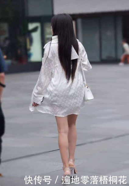 薄纱|蕾丝挂脖短裙外搭白色薄纱外套,有繁有简,非常有女人味