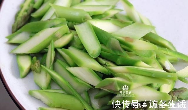 这蔬菜9块钱一斤，比猪肉还贵，但吃了对身体好，所以再贵也要吃！