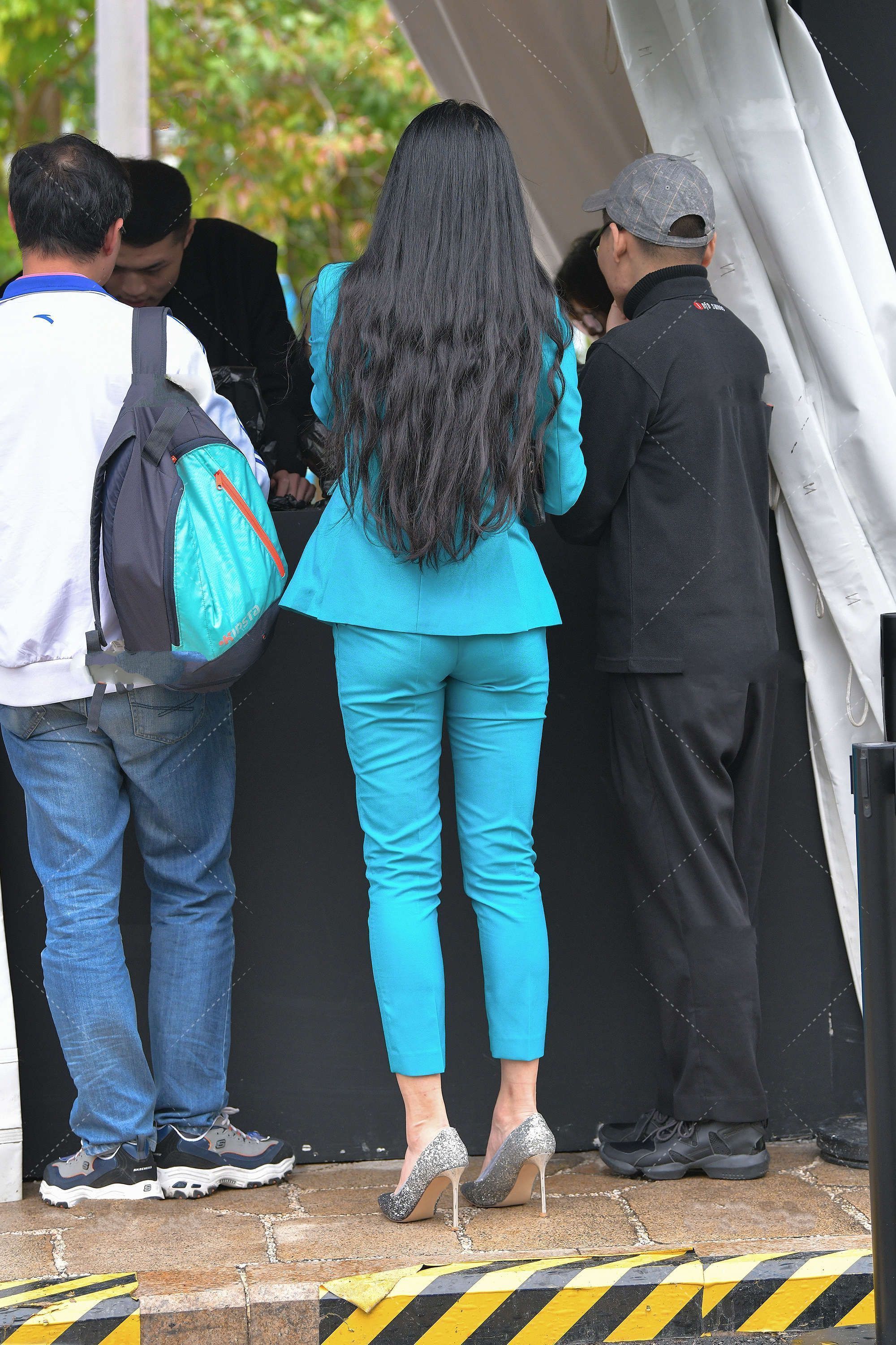 女生 长发及腰的女生更适合穿套装, 蓝色套装搭配高跟鞋很有气质