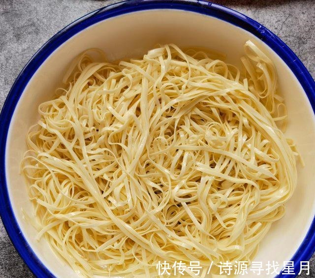 一溪月|芹菜肉丝炒面,油润鲜香,好吃极了!