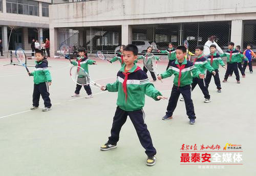 中小学校|郑洁校园网球项目在泰安市中小学校已覆盖2万余人次 训练初见成效