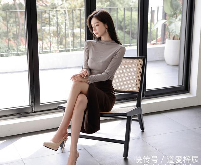 鸢灰透气长袖雪纺衫搭配皱褶咖啡斜边裙,彰显孙允珠优雅姿态