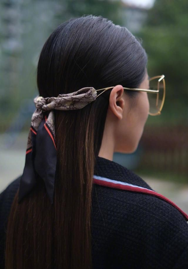 今年丝巾怎么搭配呢这四种个性又时髦的穿法,给你的穿搭加分