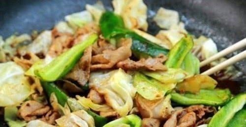 炒猪肉时,盐先放还是酱油先放,很多人不知道所以肉不好吃!