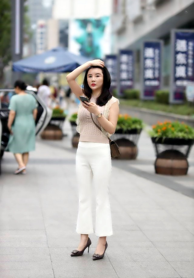 喇叭裤|白色的雪纺喇叭裤，穿出了美女清新洁净的美，同时又提升了气质