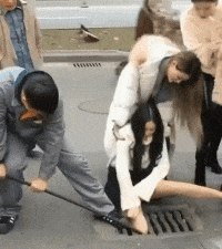 |搞笑GIF:大姐你听解释,我真的不是故意撞上去的