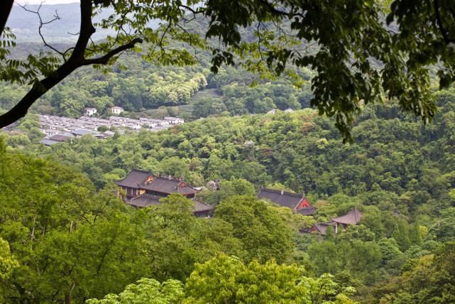 紧挨灵隐寺还有一座寺庙，1600年历史还不用门票，很多游客不知道