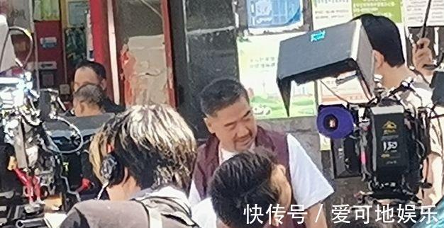 拍戏|偶遇张国立在菜市场拍戏,助理帮忙撑伞,网友:这次没有封路了