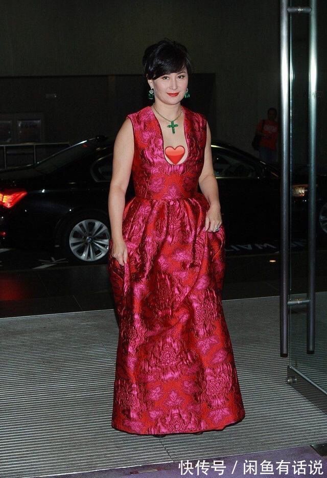 繁杂 59岁何超琼气质真好,穿那么花的大衣真接地气,配短发像邻家大妈