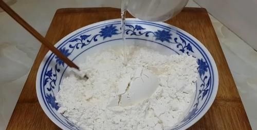 面粉又出神奇做法，不发面不烫面，外焦里软又空心，吃过念念不忘