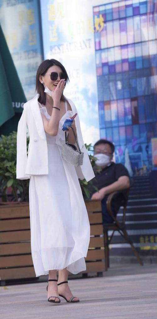 蕾丝连衣裙是一种时尚，让街头美女更时尚，性感又高雅