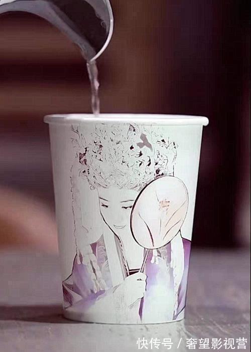 紙杯#美術生在杯子上畫“知否”，當倒入水瞬間，網友：居老師挺??！