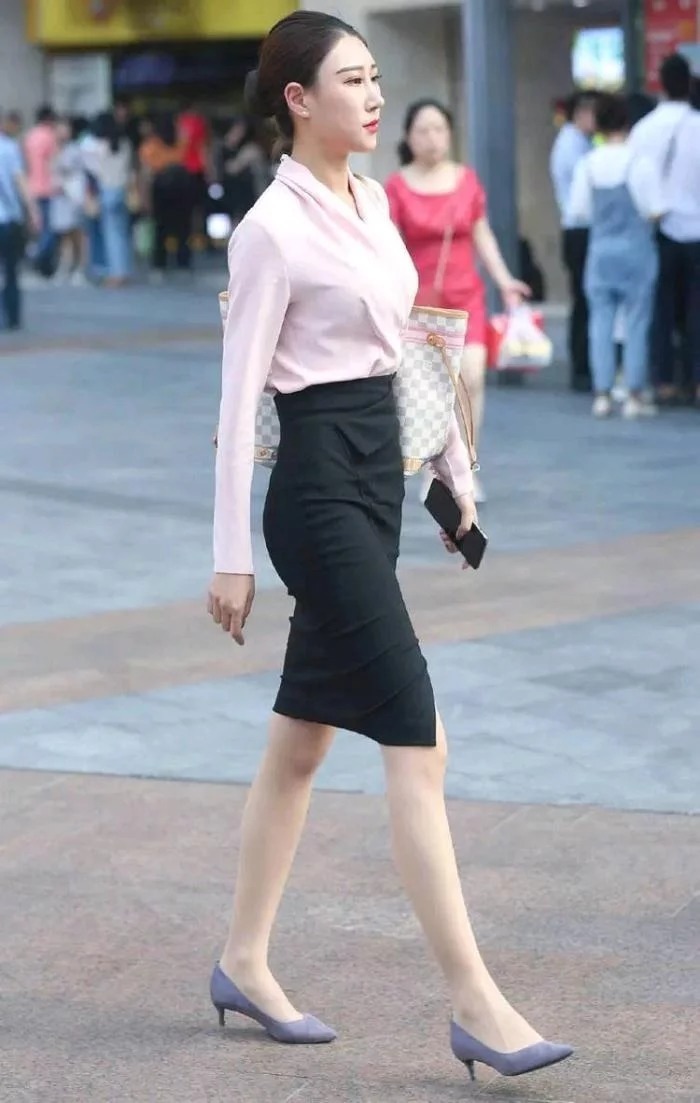 精致感|街拍：小姐姐身材完美，不管怎样穿搭都合适得体，精致感十足
