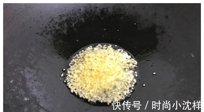 家常|剁椒鱼头的家常做法，加这两步，鱼头香辣鲜美无腥味