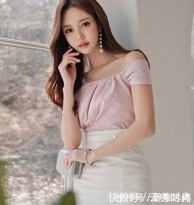 气质出众|长得漂亮,气质出众的紧身裙美女,轻松秀出完美身材!