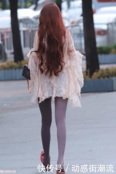 十足|荷叶边浅色长裙搭配紫色长袜,设计感十足,尽显时代感