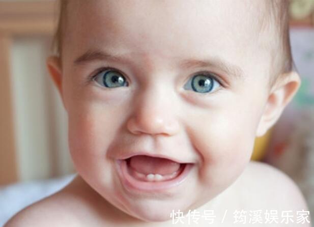 几个月|宝宝几个月会翻身和长牙，很多妈妈做错，耽误宝宝发育
