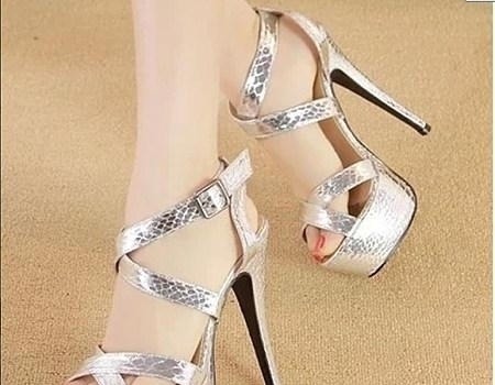 显高显瘦 显高显瘦,带有防水台的高跟凉鞋为你打造万种风情