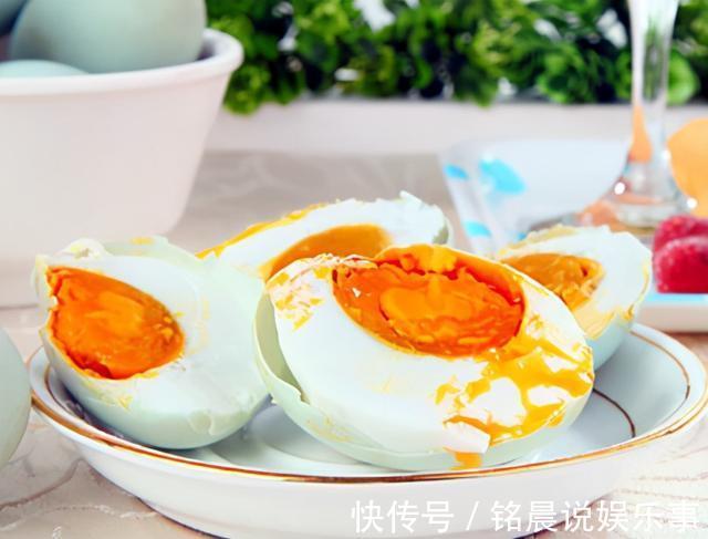 流油|怎样腌咸鸭蛋才好吃？大厨教我懒人做法，30天个个流油还起沙
