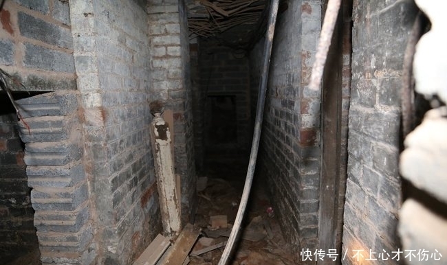 地板|男子发现新家地板有槽口，打开之后发现地下室，男子兴奋不已