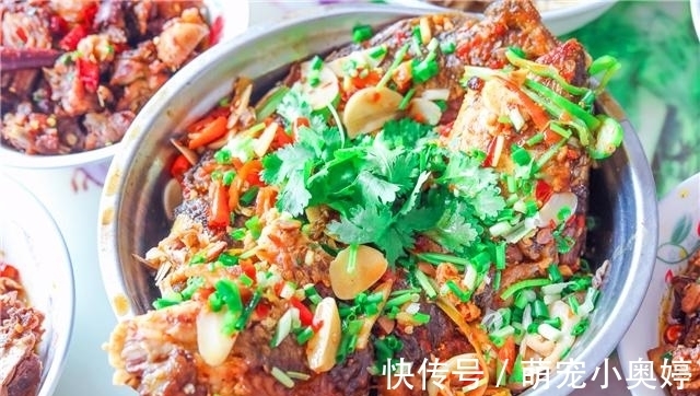 陪老公回老家看望外婆，她高兴做了一桌菜，开饭时我们无声落泪！