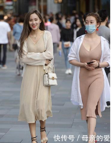 紧身裤|街拍身材苗条的小姐姐紧身裤凸显大长腿,穿衣风格也很有个性