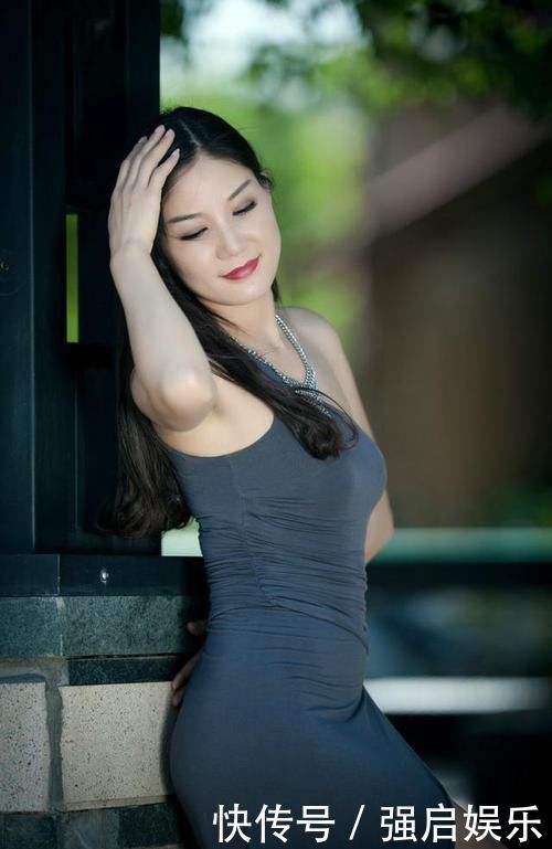 四十岁的美女有30多号男人追求她,打扮时髦是绝招