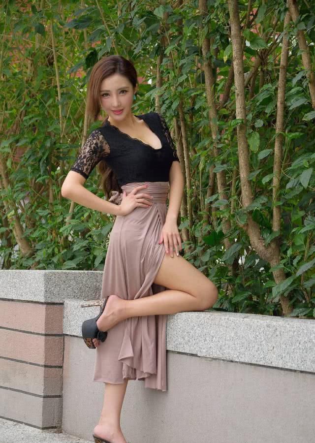  牛仔外套|街拍：吊带衣裙，彰显出女人独特的娇艳美