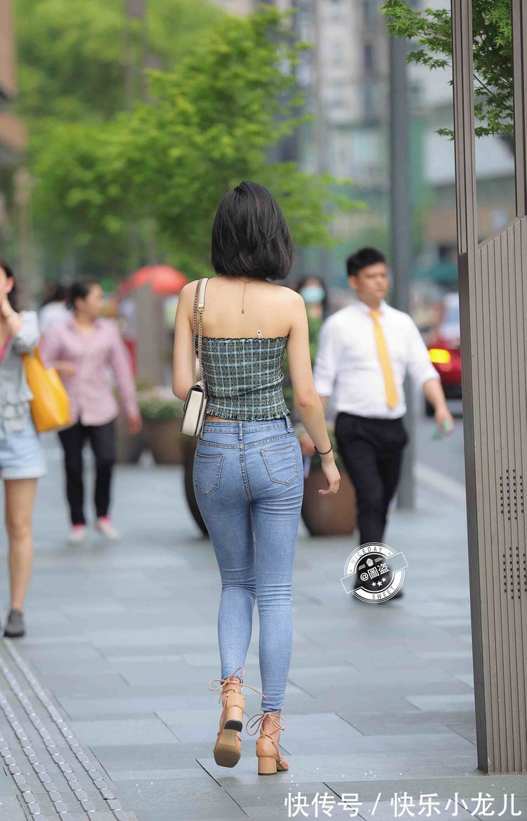 身材 高挑身材的打底裤美女,用心挑选和搭配的女生,显得瘦高