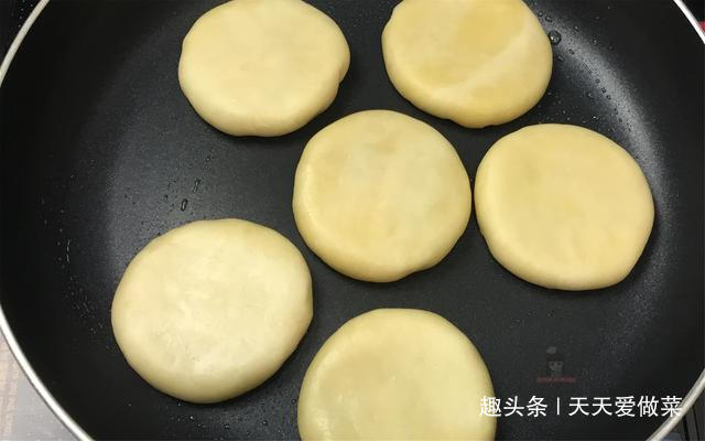 外皮酥脆,柔软蓬松的老式小酥饼,做法比例详细,比买的好吃