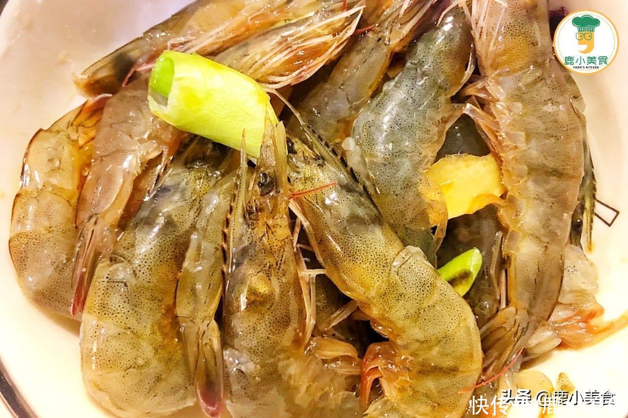  “粉丝+虾”简单蒸一盘，蒜味鲜香，虾肉弹嫩，全家抢着吃