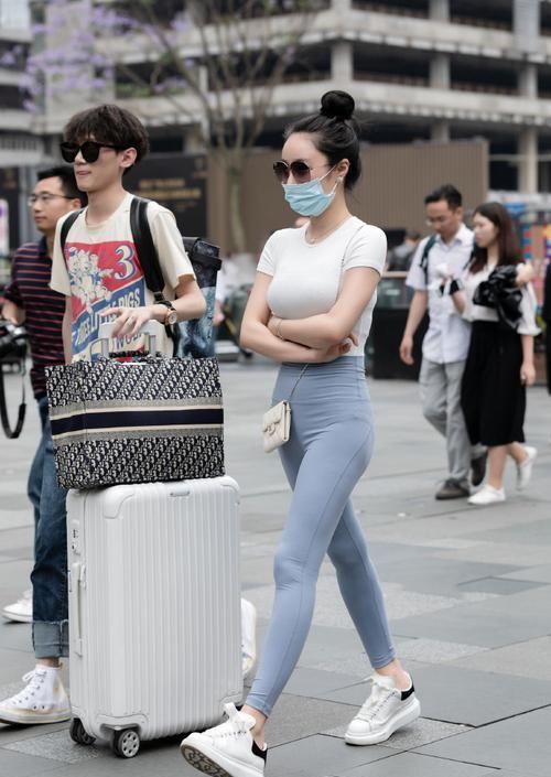 直筒|黑色的“直筒”短裙，穿了一双休闲鞋，显腿长效果也是杠杠的