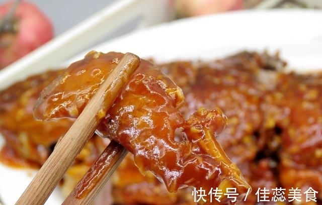 做鱼时，去腥加酒加醋都不对，这才是最好吃的做法，让您爱上吃鱼